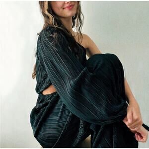 Lush Black one-shoulder jumpsuit featuring a plissé texture cutout Size M